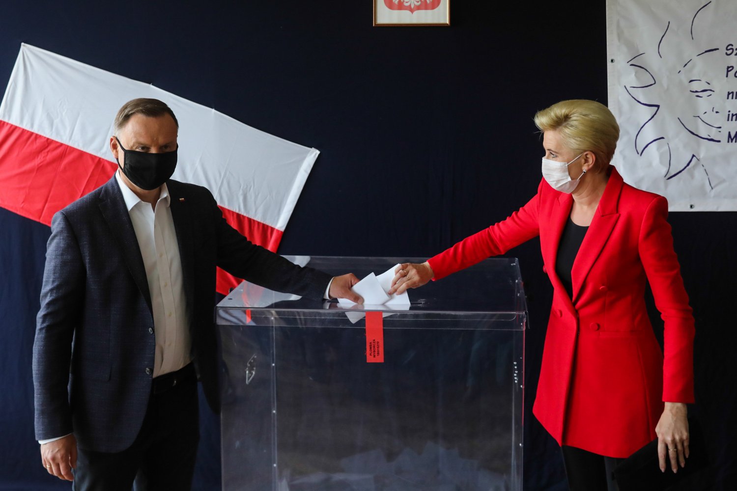 Andrzej Duda zagłosował w II turze wyborów prezydenckich w Krakowie. Andrzej Duda zagłosował w II turze wyborów prezydenckich. Towarzyszyła mu małżonka Agata Kornhauser-Duda.