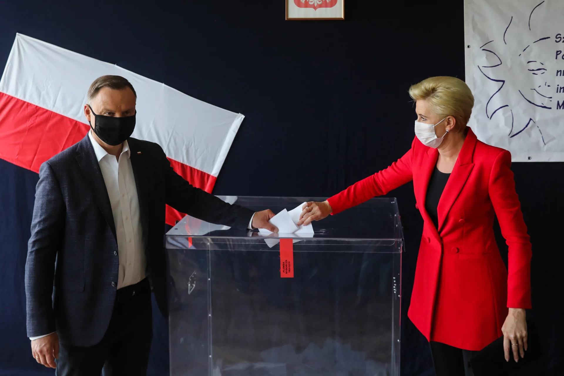Andrzej Duda zagłosował w II turze wyborów prezydenckich. Towarzyszyła mu małżonka Agata Kornhauser-Duda.