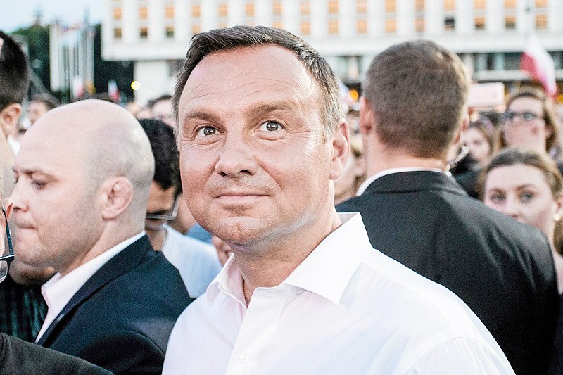 Politycy koalicji rządzącej coraz bardziej ostentacyjnie straszą prezydenta Andrzeja Dudę, że nie będzie miał ich poparcia w walce o reelekcję.