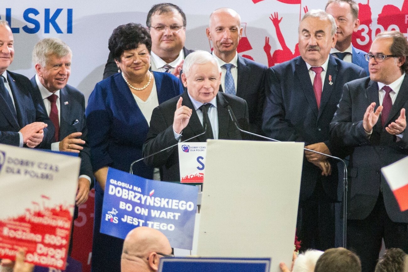 Zamieszanie podczas wystąpienia Kaczyńskiego w Szczecinie. Wyniesiono z sali chłopaka krzyczącego "Konstytucja"