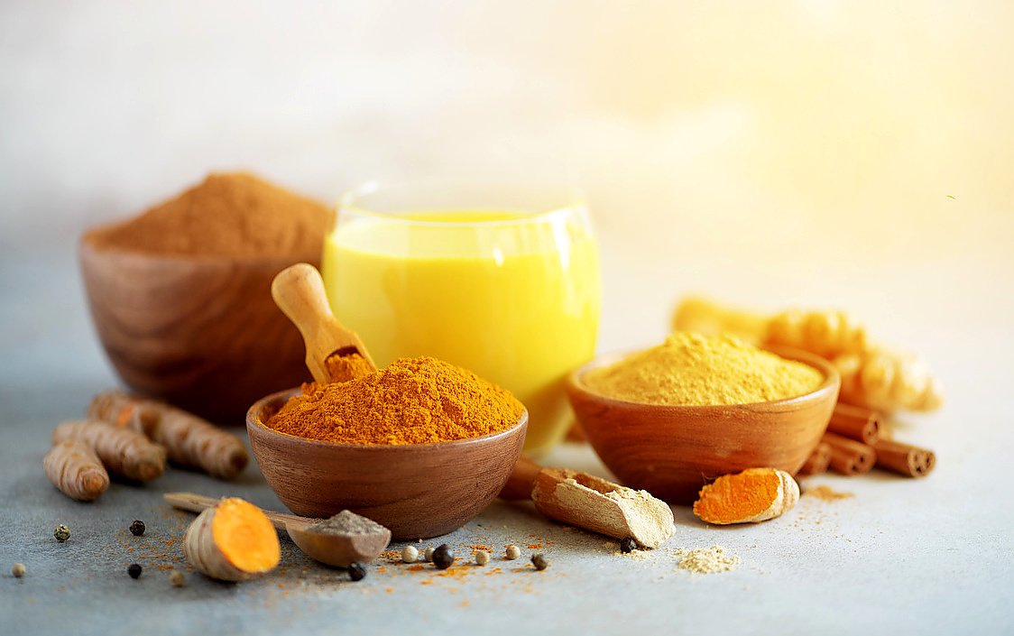 Dlaczego kurkuma jest tak wyjątkowa, że jogini wykorzystują ją do tworzenia słynnego "złotego mleka"? Na czym polega jej niesamowita moc?