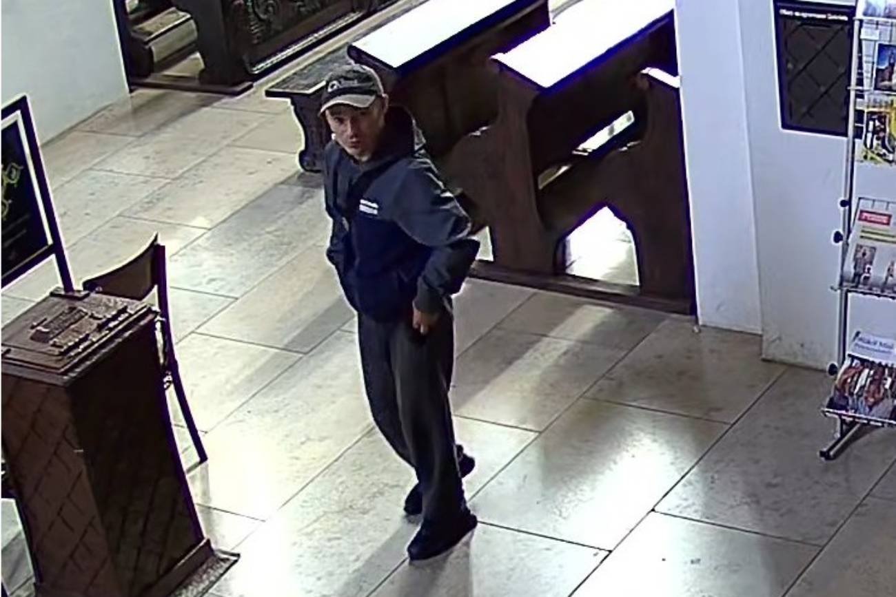 Mężczyzna wszedł do kościoła i obrabował skarbonkę.