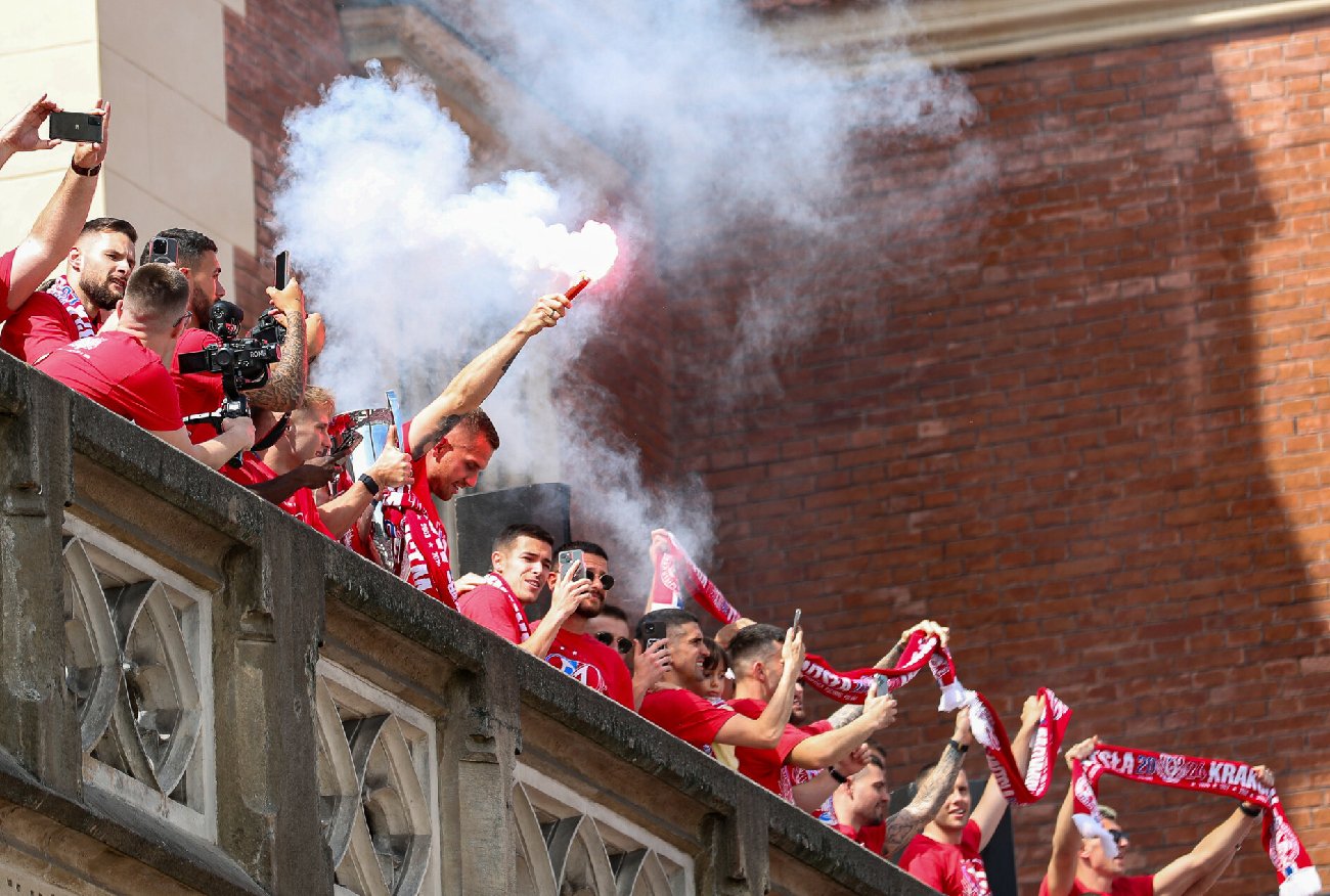 Wisła Kraków z Pucharem Polski. Tysiące kibiców świętują na rynku.