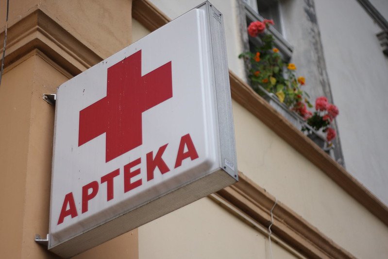 16 kwietnia 2021 roku zaczęła obowiązywać ustawa o zawodzie farmaceuty. O przełożenie ustawy na codzienne życie, zmiany w pracy aptek i relacje między pacjentami a farmaceutami zapytaliśmy dr nauk farm. Piotra Merksa