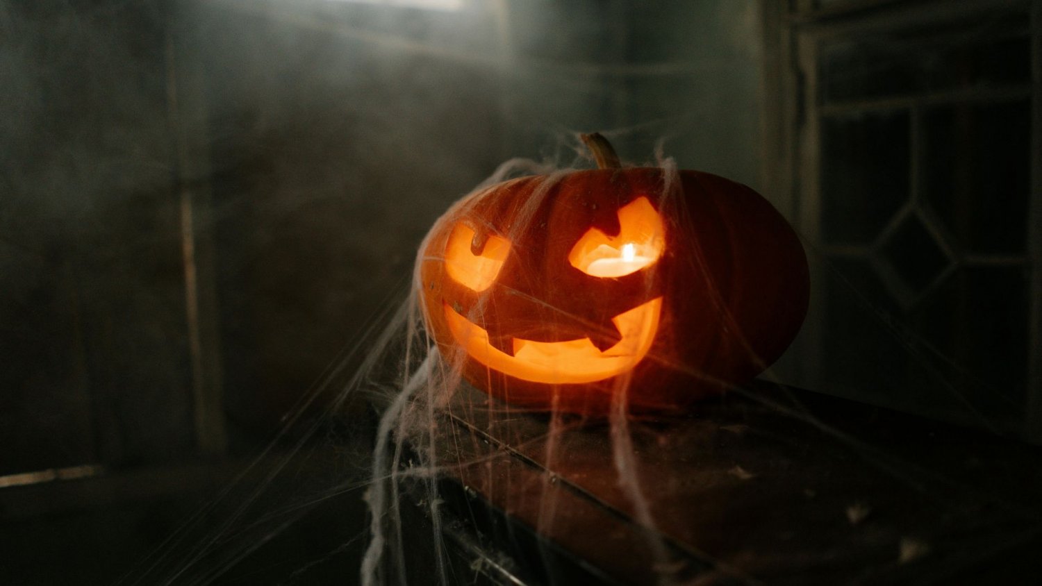 Pewnie nie wiesz, co łączy Wszystkich Świętych, Zaduszki i Halloween. Wyjaśniamy znaczenie