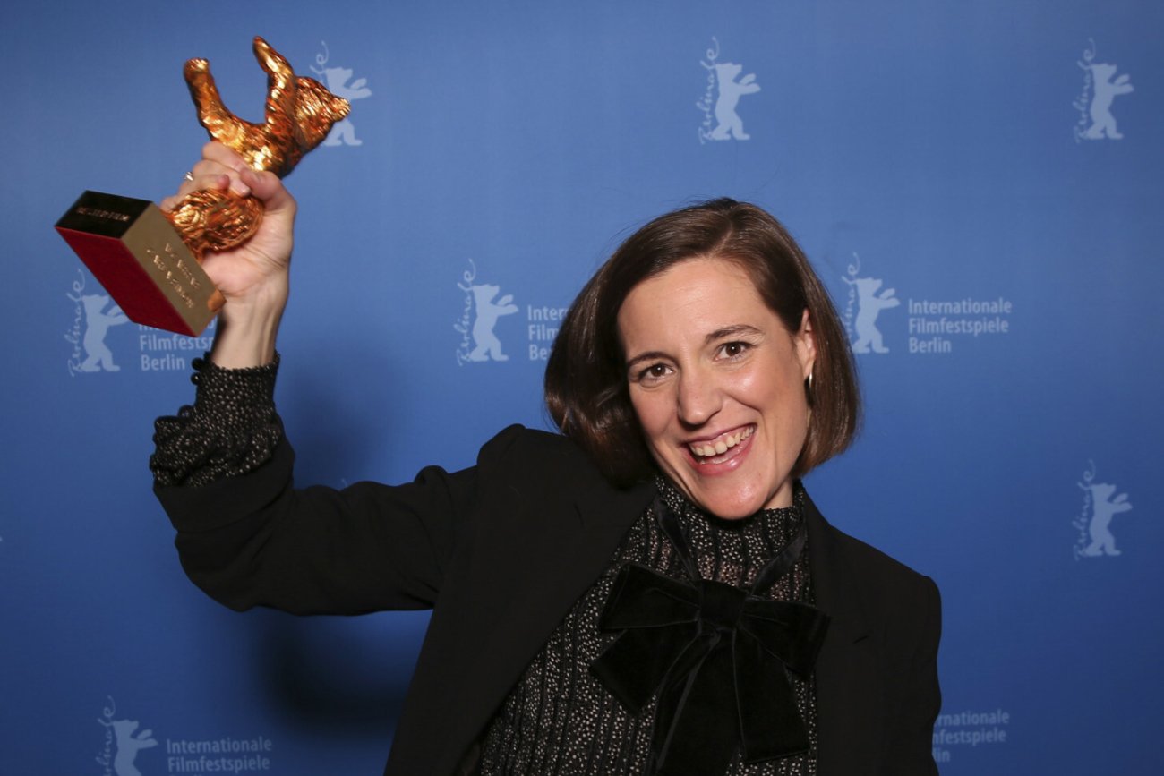 Berlinale 2022 – lista zwycięzców. Na zdjęciu Carla Simón, laureatka Złotego Niedźwiedzia za film "Alcarràs".