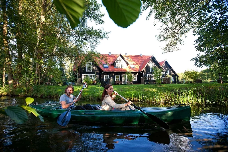 Dużą popularnością cieszą się rejsy łodziami lub kajakami po kanałach Spreewald