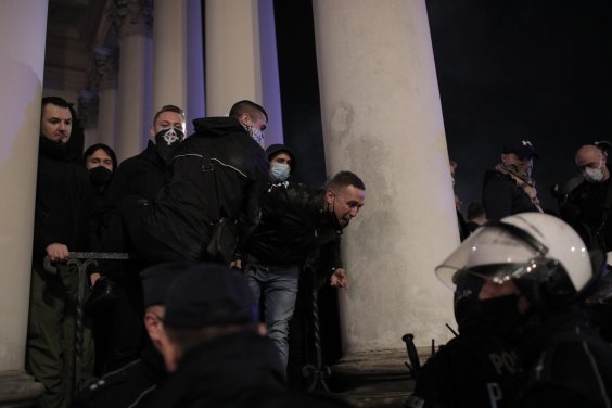 27 października 2020 – obrońcy kościoła św. Aleksandra na Placu Trzech Krzyży w Warszawie byli chronieni przez policję.