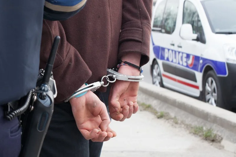 Mężczyzna został zatrzymany przez policję. Trwa wyjaśnianie incydentu.