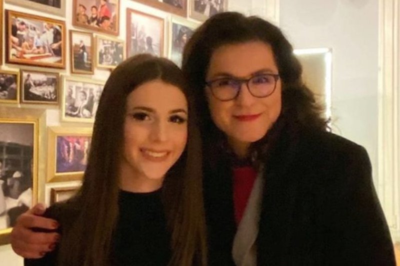 Prezydent Gdańska Aleksandra Dulkiewicz z idolką młodzieży Roksaną Węgiel przed koncertem noworocznym.