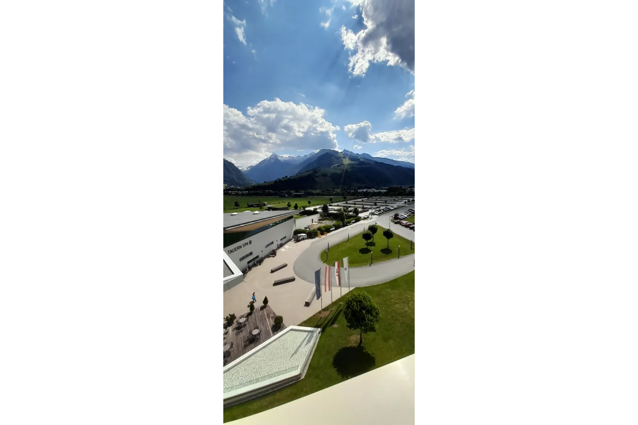 Widok z tarasu widokowego w hotelu Tauern SPA.