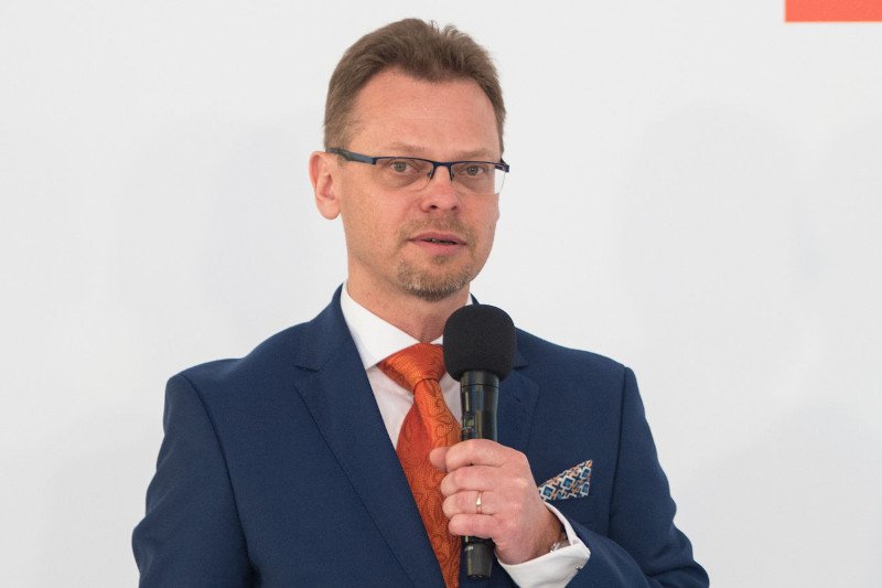 Brat ministra Szumowskiego jednym z bohaterów afery z wadliwymi maseczkami. Kim jest Marcin Szumowski?