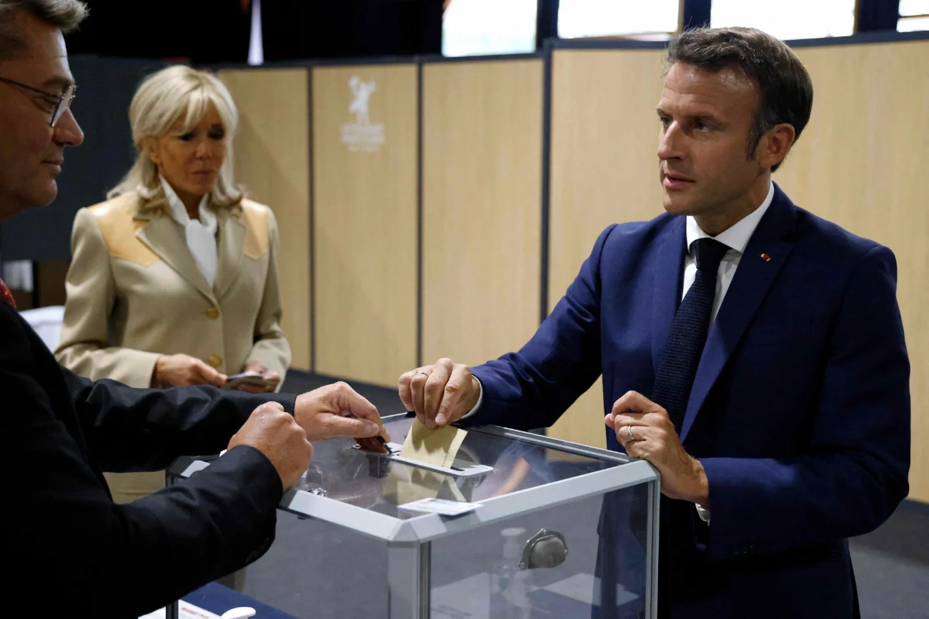 Francuzi wybierają parlament. Na zdjęciu prezydent Emmanuel Macron oddający swój głos w mieście Le Touquet-Paris-Plage