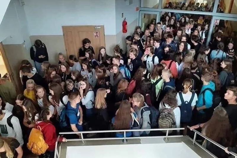 Tak wyglądają przerwy w wielu polskich szkołach.
