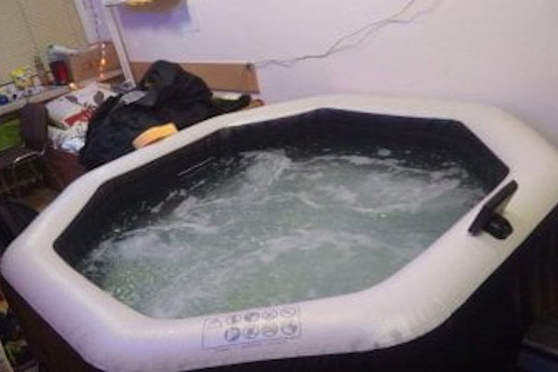 Student AGH wstawił do pokoju w akademiku jacuzzi.
