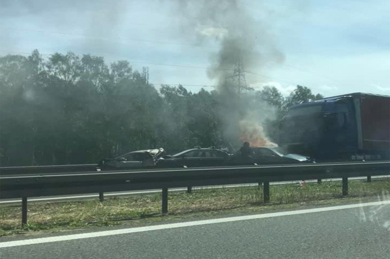 Jeden z internautów zrobił zdjęcie wypadku jeszcze przed rozprzestrzenieniem się ognia na inne samochody.