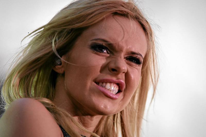 Doda przyznaje, że na 80 koncertów odbywa się 7. W "Polityce" obwinia o to księży