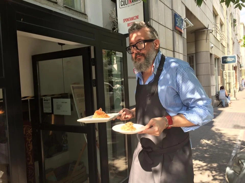 Założyciel, właściciel i szef kuchni serwuje dania klientom.