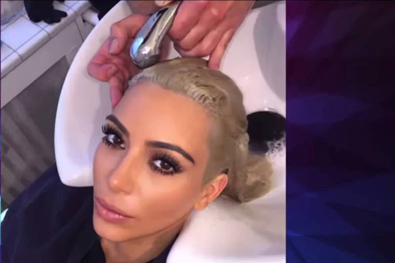 Kim Kardashian pochwaliła się zmianą koloru włosów o 180 stopni już w trakcie zabiegu rozjaśniania włosów