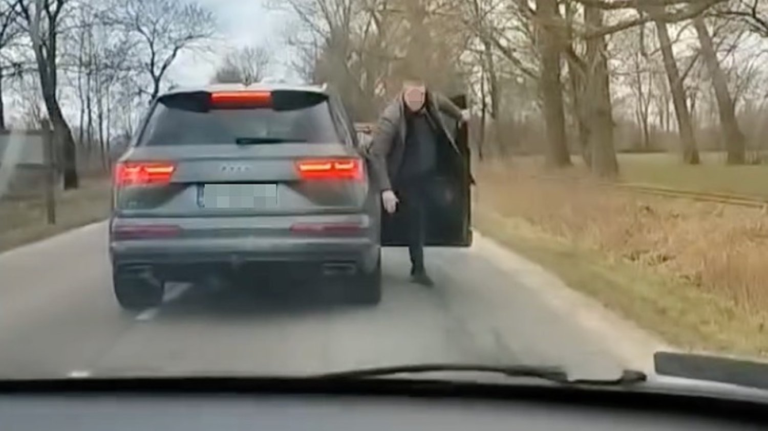 Sołtys Kątów Rybackich zatrzymany przez policję. Zaatakował na drodze innego kierowcę.
