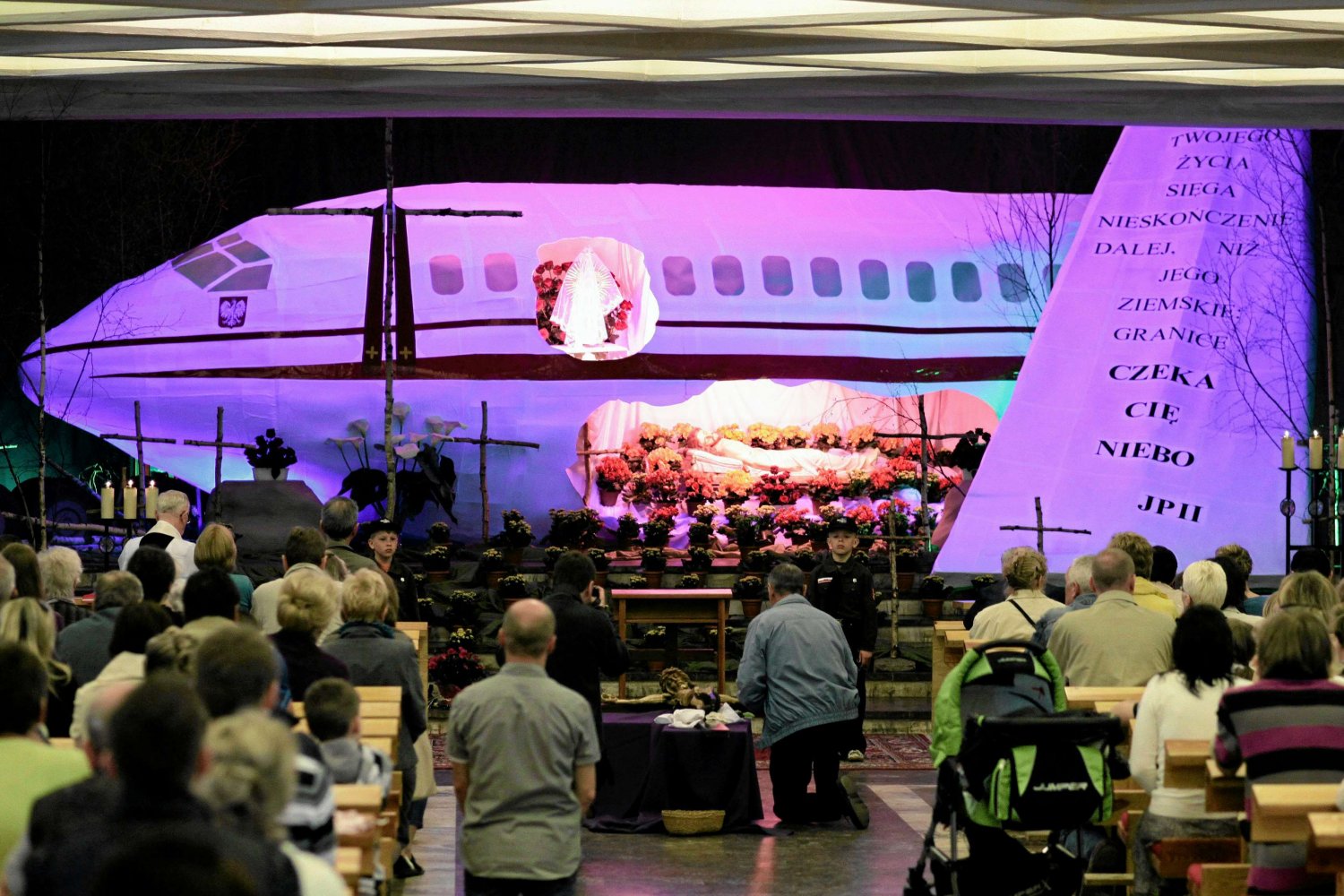 Grób pański przedstawiający samolot Tupolew, nawiązujący do katastrofy smoleńskiej. Kościół Najświętszej Maryi Panny Wspomożenia Wiernych w Rumii