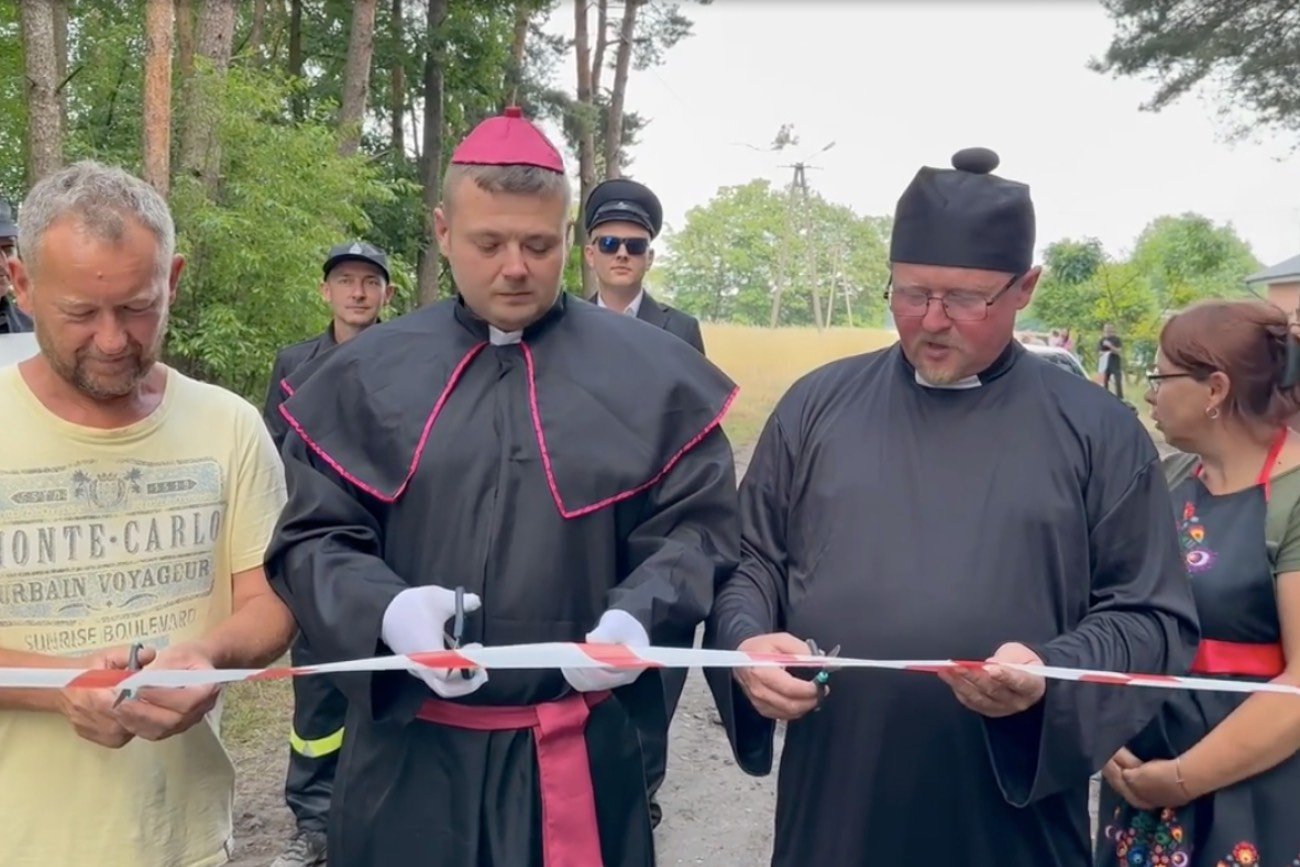 Kadr z nagrania z fałszywymi księżmi przecinającymi wstęgę