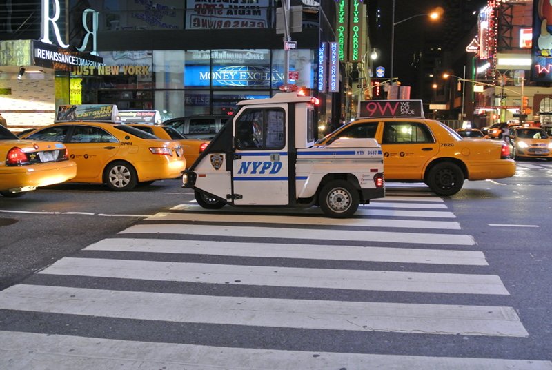 Esencja Times Square: masa żółtych taksówek i nietypowy "radiowóz" :-)
