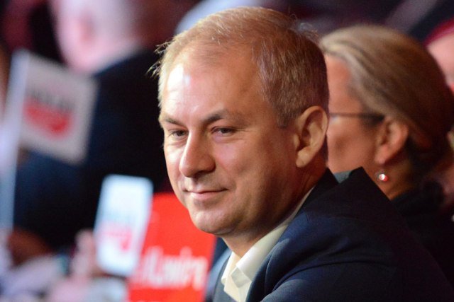 Grzegorz Napieralski pozostaje członkiem Sojuszu Lewicy Demokratycznej. SLD nie wyrzuca go, ale jedynie upomina za krytykę.