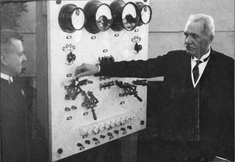 Prezydent I. Mościcki uruchamia aparaturę półfabryczną do wyrobu glinu z glin krajowych. Asystuje z lewej dyr. Z. Martynowicz.