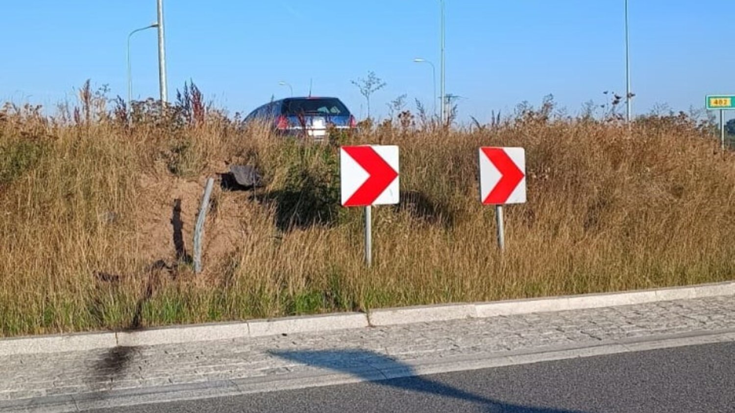 Samochód marki Opel wjechał na wyspę ronda i zatrzymał się na jej środku.