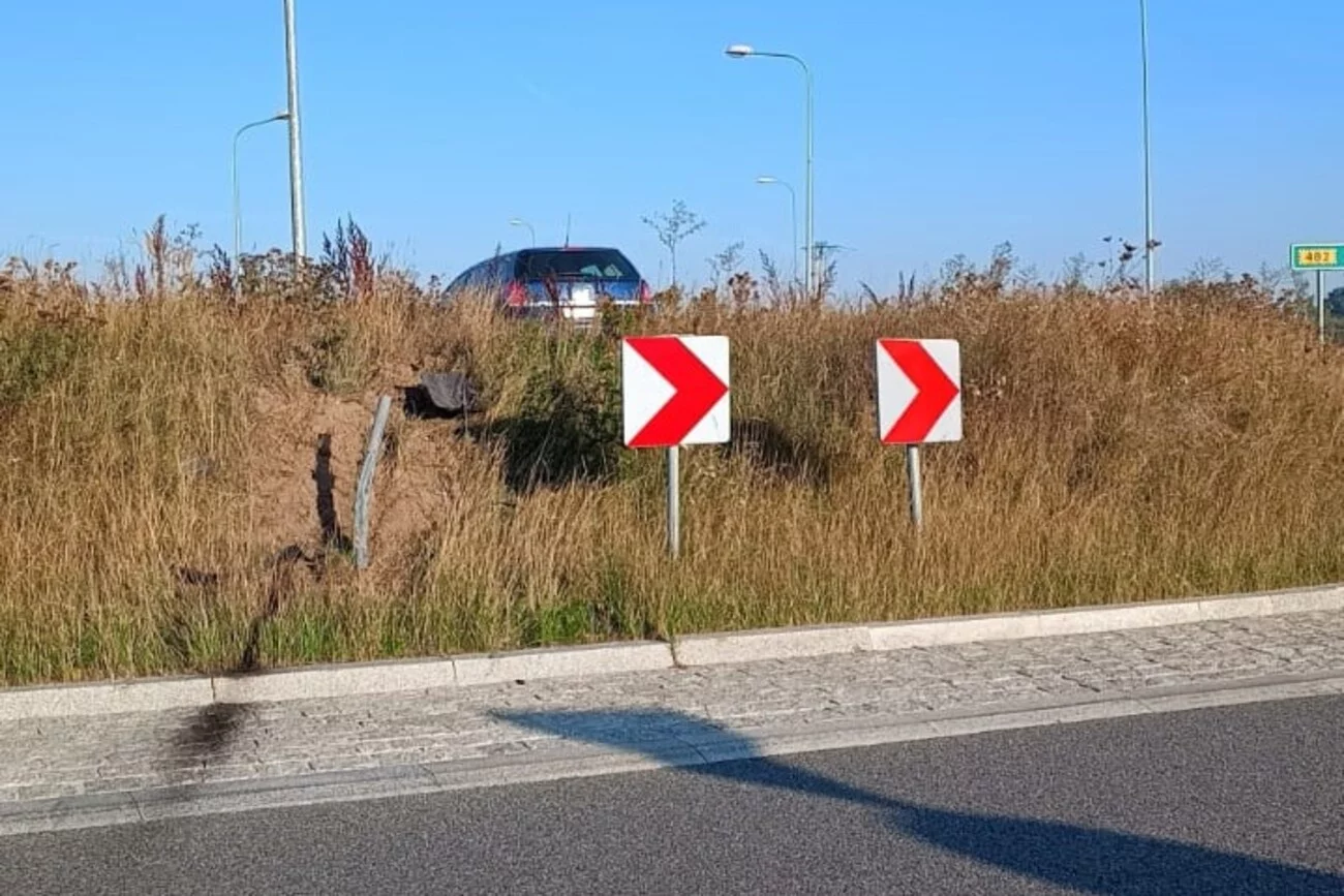 Samochód marki Opel wjechał na wyspę ronda i zatrzymał się na jej środku.