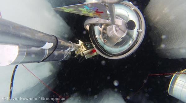 Działacze Greenpeace umieścili na biegunie północnym kapsułę z flagą dla prszyszłości oraz 3 mln podpisów na rzecz ochrony Arktyki.