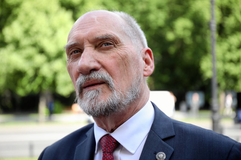 Antoni Macierewicz uważa, że samolo Tu-154 eksplodował.