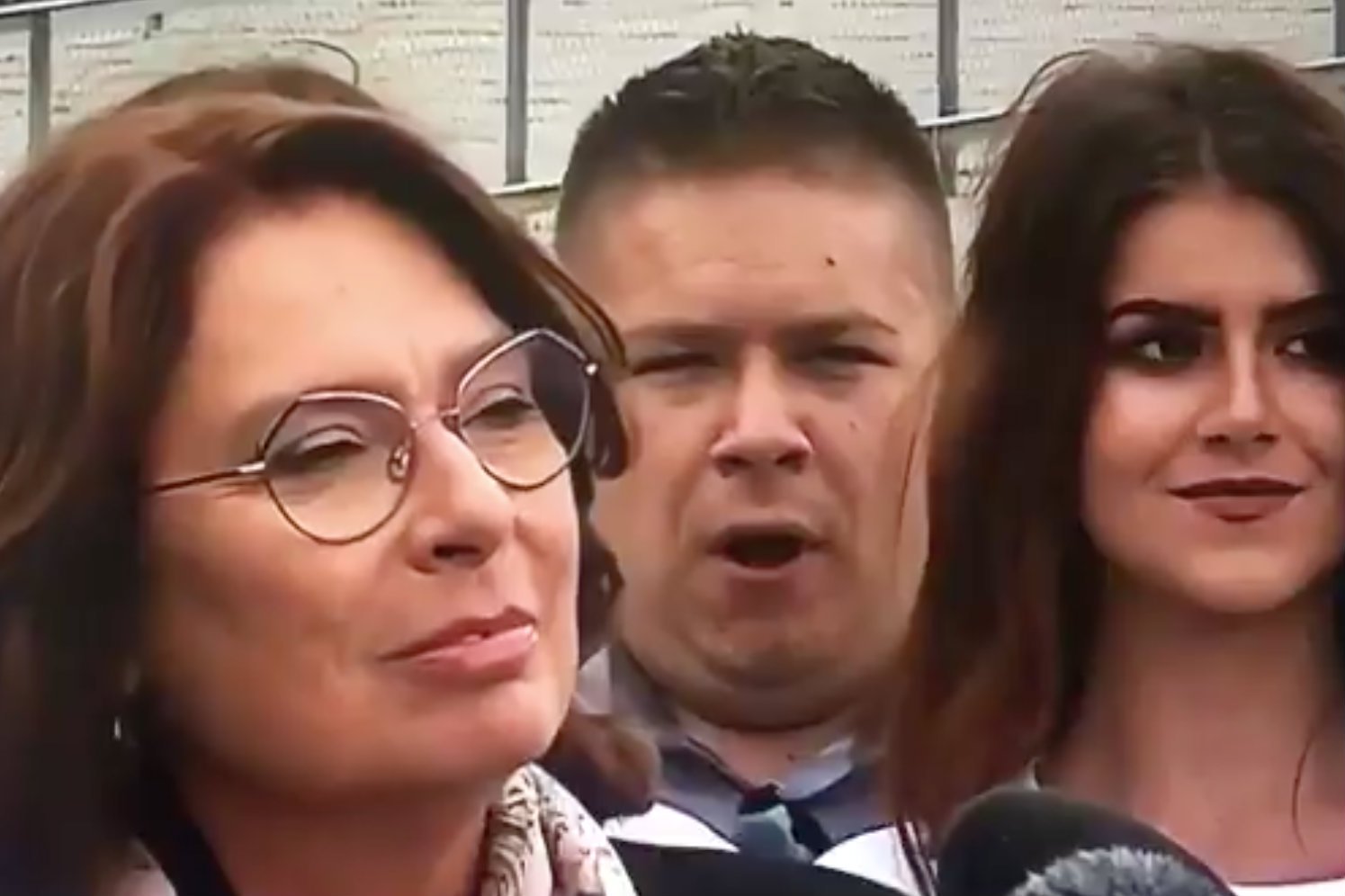 Małgorzata Kidawa-Błońska mówiła o pozytywnej energii ludzi wokół Koalicji Obywatelskiej, a stojący za nią mężczyzna zaczął ziewać. Nagranie udostępnia PiS na Twitterze.