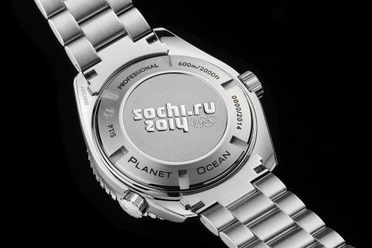 Omega jako oficjalny chronometrażysta 22. Zimowych Igrzysk Olimpijskich w Sochi przygotowała męską i damską edycję limitowaną modelu "Seamaster Plant Ocean". Wyprodukowano po 2014 zegarków. Fotografia przedstawia grawerowany dekiel modelu dla mężczyzn.
