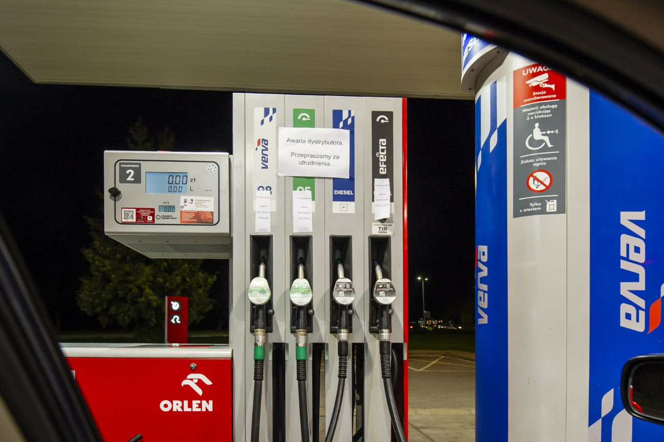 Dystrybutory na Orlenie "ozdrowiały" po wyborach. Wymowny wpis Sikorskiego