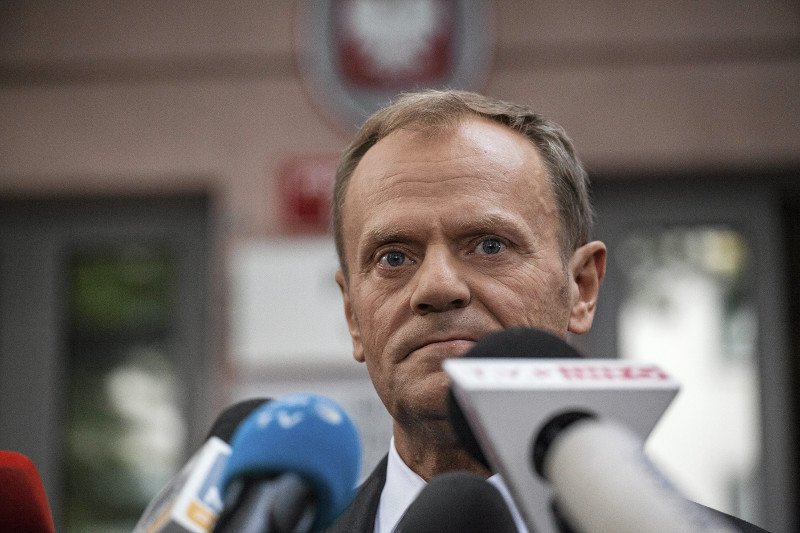 Donald Tusk został mocno skrytykowany w piątkowym głównym wydaniu "Wiadomości" TVP
