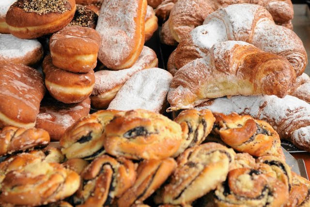 Ze słów minister Kluzik-Rostkowskiej wynika, że drożdżówki będą mogły wrócić do oferty szkolnych sklepików