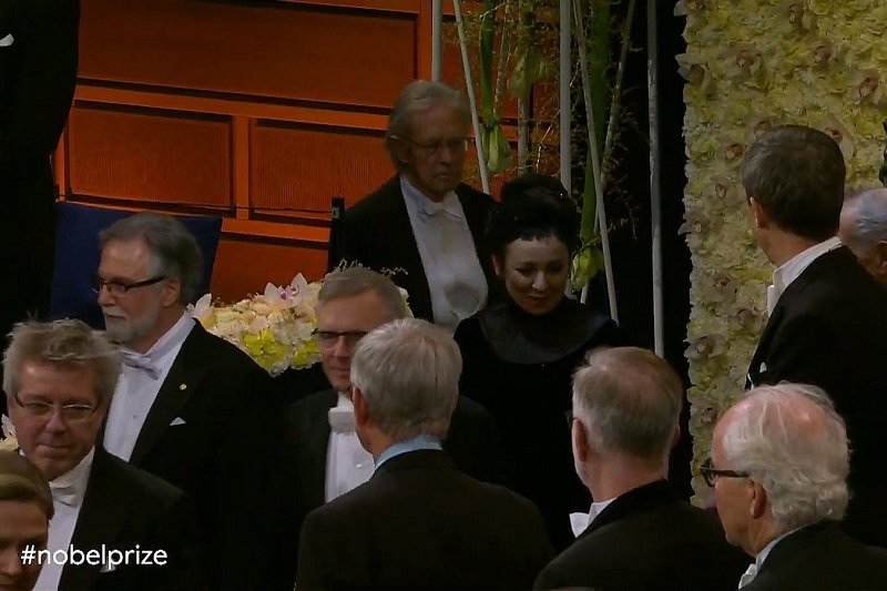 10 grudnia Olga Tokarczuk odbiera nagrodę Nobla.