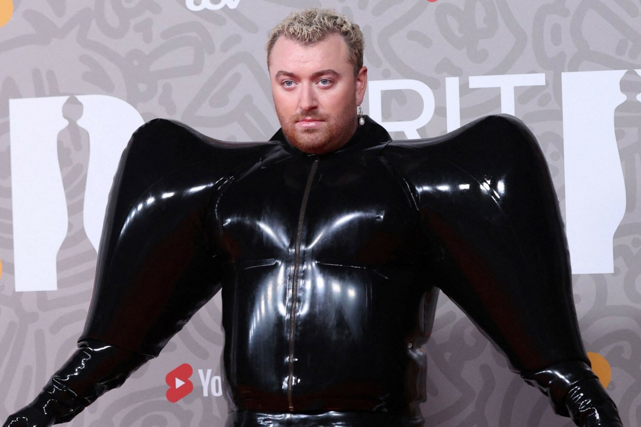 Kreacja Sama Smitha wywołała sporo kontrowersji na gali Brit Awards 2023.