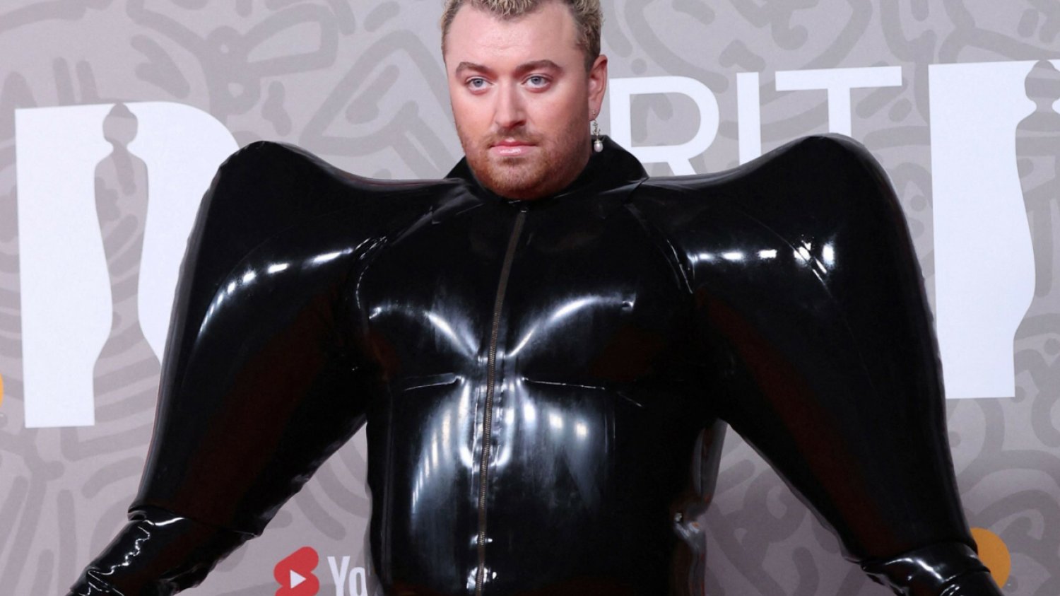 Kreacja Sama Smitha wywołała sporo kontrowersji na gali Brit Awards 2023. Kreacja Sama Smitha wywołała sporo kontrowersji na gali Brit Awards 2023.