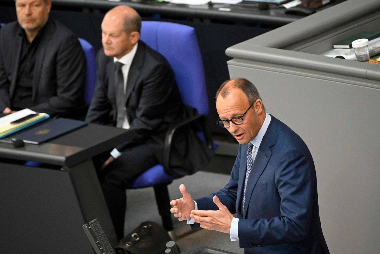 W Niemczech CDU/CSU Friedricha Merza już znacznie wyprzedza w nowych sondażach SPD, z którego wywodzi się kanclerz Olaf Scholz.