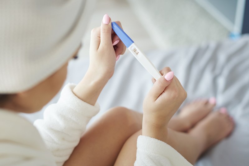 Test ciążowy wykrywa w hormon hCG w moczu.