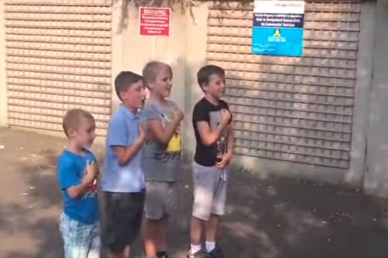 Dzieci w Dubaju przed meczem na podwórku śpiewają hymn.