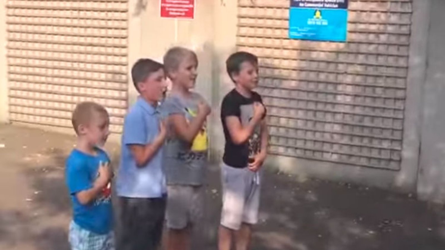 Dzieci w Dubaju przed meczem na podwórku śpiewają hymn.
