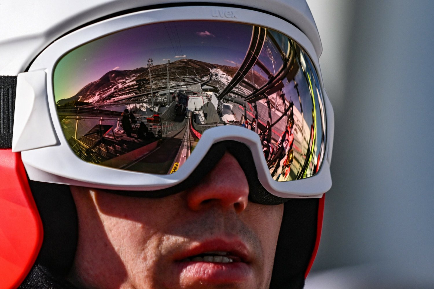 Kamil Stoch broni medalu wywalczonego na dużej skoczni w Pjongczangu oraz Soczi