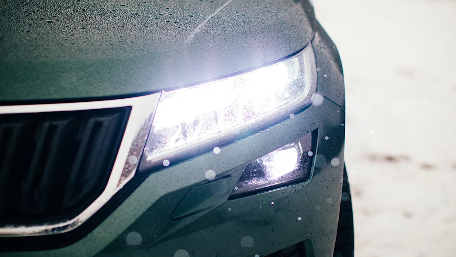 Adaptacyjne światła LED doskonale oświetlają drogę.