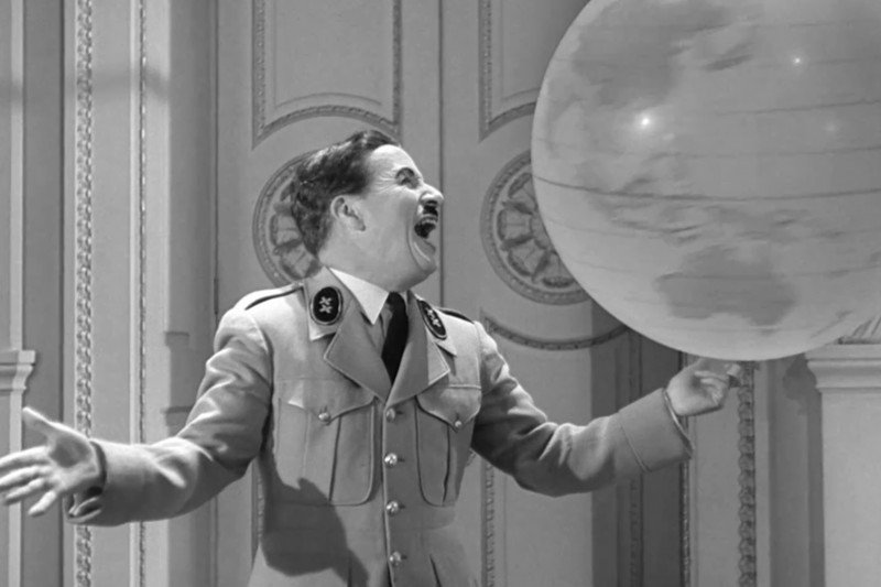 Przedstawiony przez Chaplina wódz jest sprytny, żądny władzy, ale głupi.