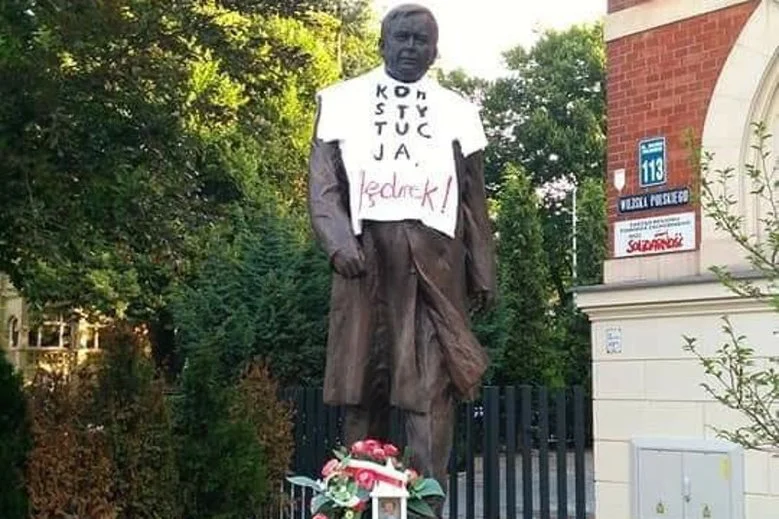 Koszulka z napisem "Konstytucja" wisiała na pomniku Lecha Kaczyńskiego.