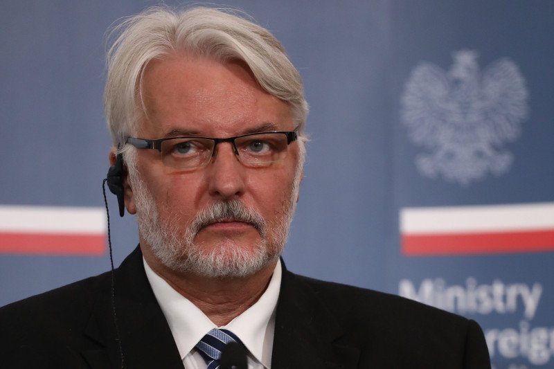 Odpowiedź ministra Waszczykowskiego nie zamyka sprawy. Teraz odpowiedzią rządu PiS zajmie się Komisja Europejska. Polsce nadal grożą sankcje za złamanie zasady praworządności.